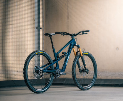 Zerode Shadow Enduro Deluxe in Amazonian green - blue (glossy) – Ganzradansicht schräg von vorn mit goldener FOX-Gabel – Gravity & Sons, Helmbrechts.