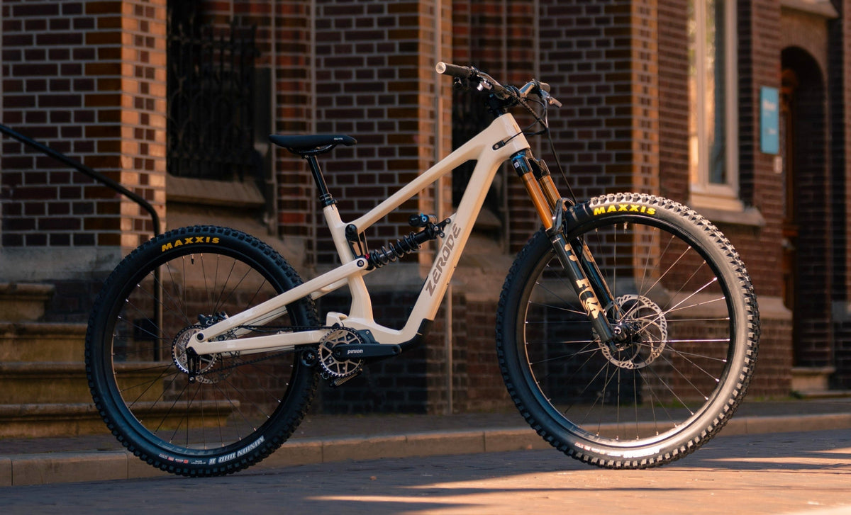 Zerode Shadow Enduro Deluxe in Cream white (glossy) – Ganzradansicht schräg von vorn