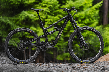 Zerode Shadow Enduro Expert in Raw carbon black (glossy) – Seitenansicht mit schwarzer FOX-38-Gabel und Luftdämpfer – Gravity & Sons, Helmbrechts.