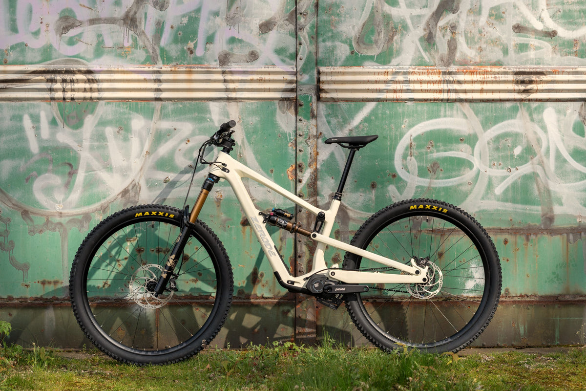 Zerode Shadow Trail Deluxe in Cream white (glossy) – Seitenansicht mit goldener FOX-Gabel – Gravity & Sons, Helmbrechts.