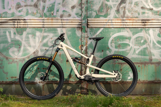Zerode Shadow Trail Deluxe in Cream white (glossy) – Seitenansicht mit goldener FOX-Gabel – Gravity & Sons, Helmbrechts.