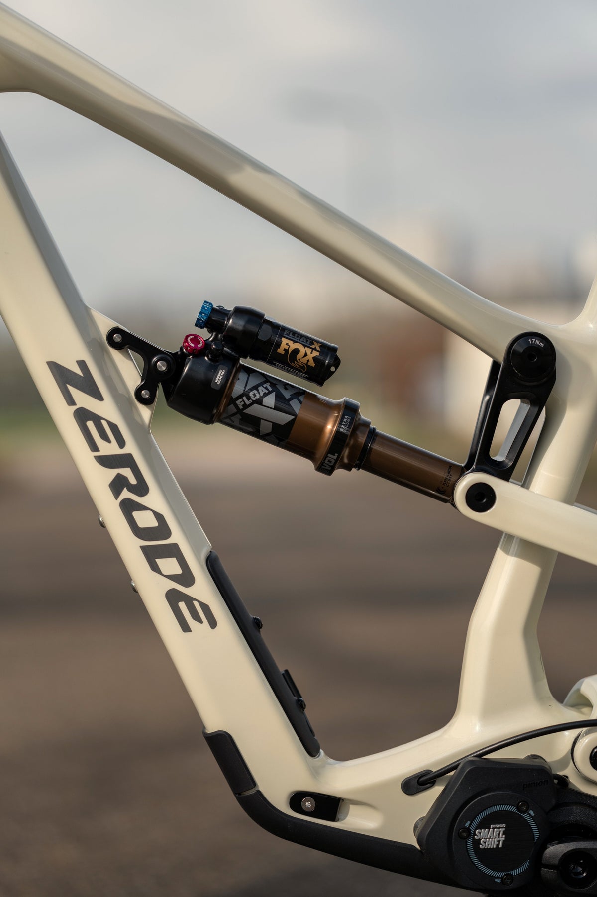 Zerode Shadow Trail Deluxe in Cream white (glossy) – Rahmen und FOX-Luftdämpfer im Detail – Gravity & Sons, Helmbrechts.