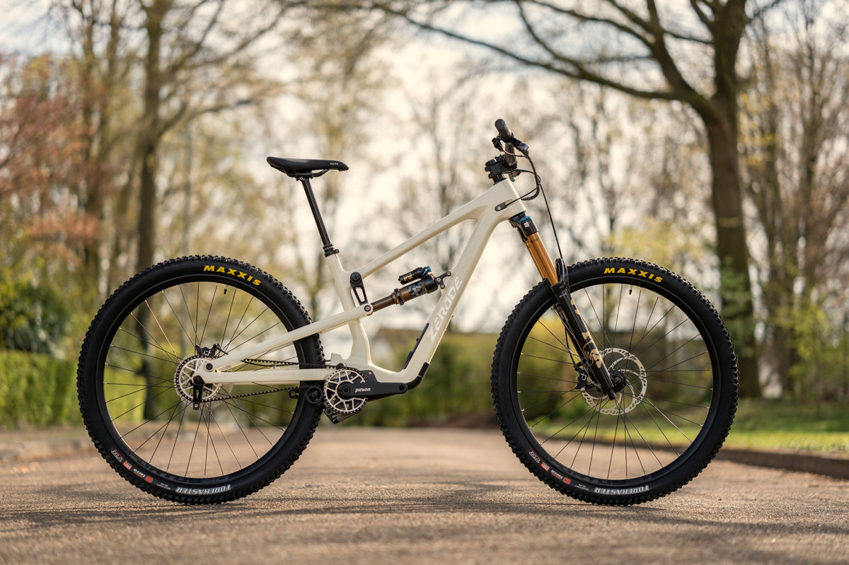 Zerode Shadow Trail Deluxe in Cream white (glossy) – Ganzradansicht schräg von vorn mit goldener FOX-Gabel